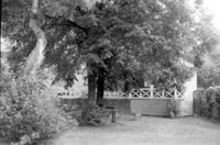 Trädgård med paviljong på Sundby sjukhusområde vid Strängnäs 1986