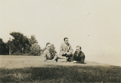 Einar Höglund med två män på en gräsmatta