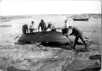 Arbete med båten, Oxelösund, tidigt 1900-tal