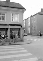 Gatuhörn med affär i Nyköping, 1994