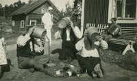 Foto från Rågsundet, tre män dricker ur hinkar, år 1934