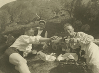 Utflykt vid klipporna, tre unga män med mat och dryck