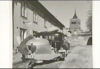 Droskstation med gengasbil nedanför klockstapeln, torget i Nyköping 1941