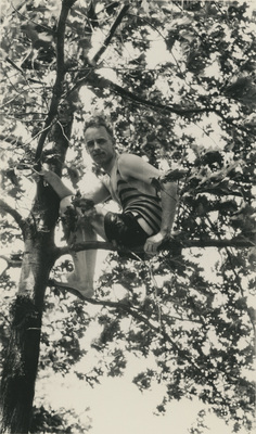 Einar Höglund på en trädgren