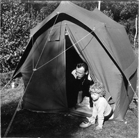 Sigurd och Gudrun vid tältet, från campingsemester i Helgö 1957