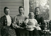 Hildegard Indebetou med mamma Clara Aspelin, dottern Elisabeth och svärmor Hilda Indebetou, 1904