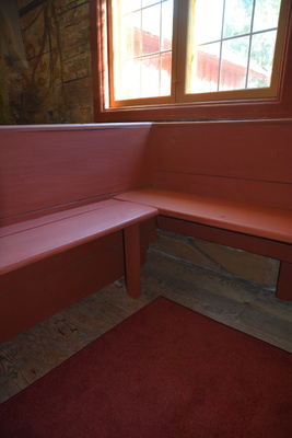 Ihopbygda bänkar i långhuset i Tunabergs kyrka