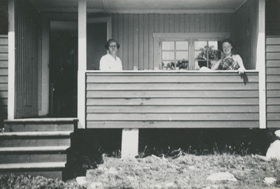 Två kvinnor på en terrass, 1930/40-tal
