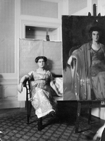 Maria Pavlovna poserar framför sitt porträtt, målat av Bernhard Österman