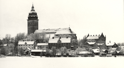 Vinterbild av Strängnäs utefter Ö. Strandvägen.