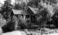 Bostadshus med trädgård på Sundby sjukhusområde vid Strängnäs 1986