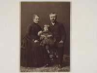 Specerihandlare Sixten Nyholm med hustru Lina och dottern Gerda, ca 1890