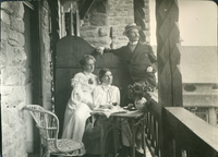 Emelie, Grete Stötting och Gösta (Bernhard Österman) på Karerseehotellets veranda 1905