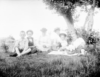 Personer vid picknick, 1900-tal
