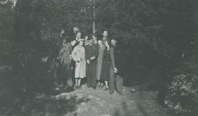 Grupporträtt i skogen, 1930/40-tal