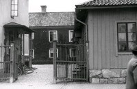 Gårdsinfart vid Slottsgatan 12 i Nyköping på 1930-talet.
