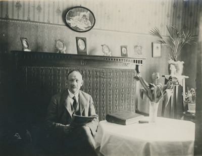 Porträtt på en man sittande på en bänk