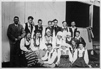 Gruppfoto av folkdansare på invigningsfesten i Philadelphia på 1930-talet