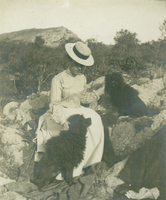Kronprinsessan Victoria med sina pudlar Tom och Pussy, Capri omkring 1903