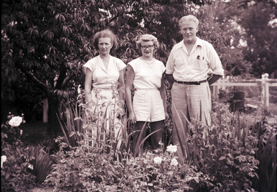 Familjeporträtt i trädgården