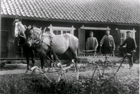 Husbygårds smedja, från vänster. Sandström, okänd, och 