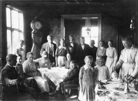 Kaffekalas med vuxna och barn 1918, Maria Ahlstrand serverar kaffe