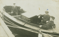 Amandus Sjöberg i sin första motorbåt vid Fiskbron i Nyköping, omkring 1900