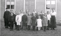 Söndagsskola i Husby missionshus med läraren Anna Pettersson (till höger), och vaktmästaren Augusta Andersson, 1920-tal