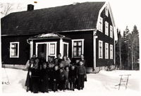 Barn framför Söndagsskola utanför Fridhem