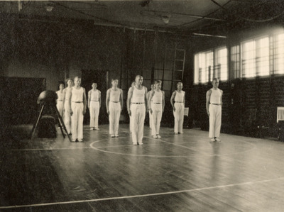 Elever vid gymnastikövningar på Solbacka Läroverk, 1932