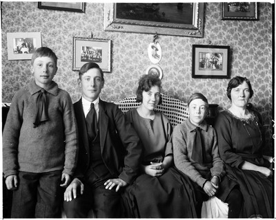 Familjeporträtt i soffa