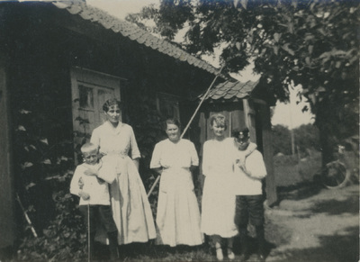 Gruppfoto framför bostadshus