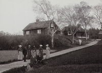 Matorp, sittande i diket längst till vänster Alfred Andersson. Foto 1904.