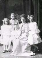 Porträtt av en mor med en son och tre döttrar.