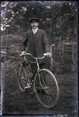 Kalle Johansson med cykel