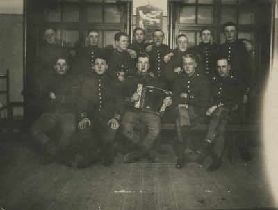 Gruppfoto med uniformsklädda män