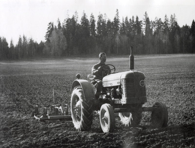 Vårbruk på Jättna gård vid Solbacka Läroverk, 1950-tal