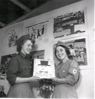 Två kvinnor från Röda Korset.