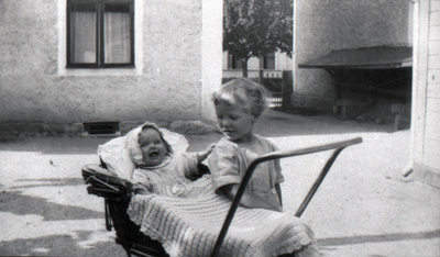 Bertil Nyman med Britta i barnvagn vid Repslagaregatan 14 i Nyköping år 1925