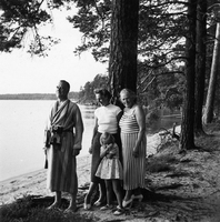 Axel Eriksson, svärdottern Ingeborg, Gudrun och Signe Eriksson vid Laxsjön i Närke 1955