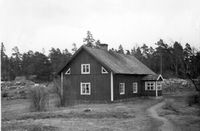 Svinsätter med manbyggnad uppförd 1908.