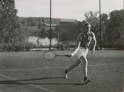 En Solbackaelev spelar tennis vid Kyrksjön i Stjärnhov, 1950-tal