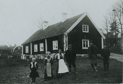 Klas och Klara Karlsson vid Bogsta, 1910-talet