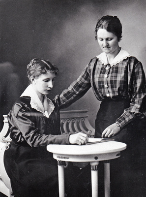 Två unga damer, 1900-talets början