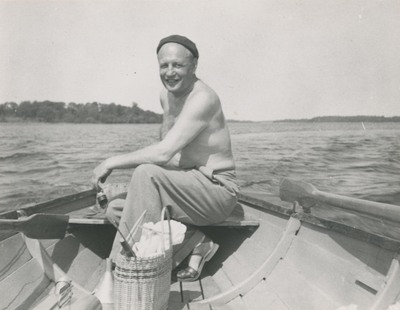 Peter Gemzell kör roddbåt