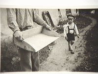 Foto av liten pojke bredvid en man med en vanna,Vibyholm år 1945