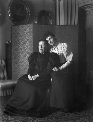 Mor och dotter på Ökna, 1890-tal