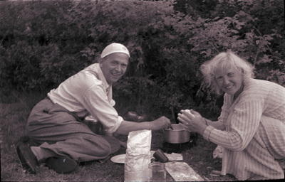 Gertrud Höglund och en vän lagar mat på stormkök