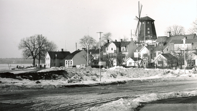 Februaribild av Västervikstorget med Kvarnkullen i fonden. Från S.