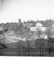 Skolkök till vänster, bibliotek till höger.